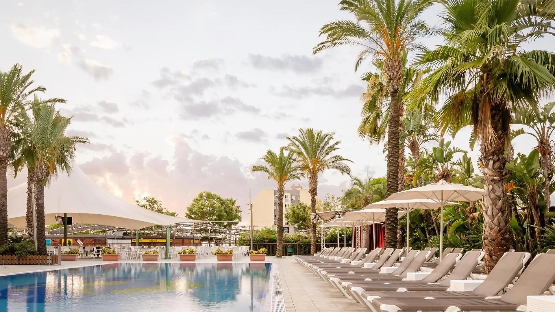 6 Hoteles Familiares en Playa de Santa Susanna que Vale la Pena Reservar