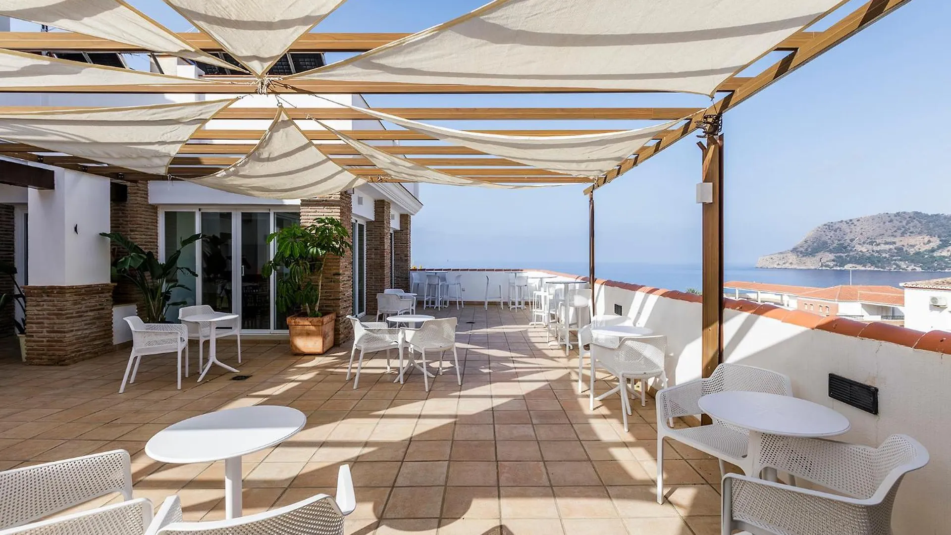 6 Hoteles con Golf cerca de Acantilados de Maro-Cerro Gordo que Vale la Pena Reservar