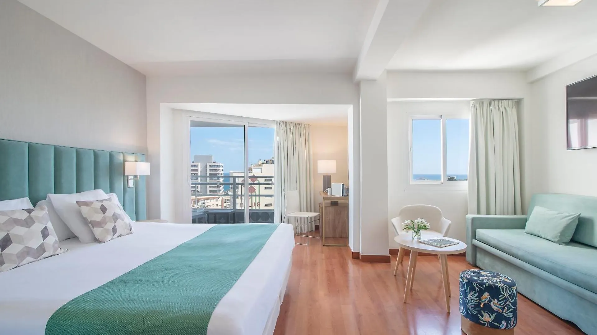 Dónde Alojarse en Málaga: 4 Hoteles de Playa Imprescindibles
