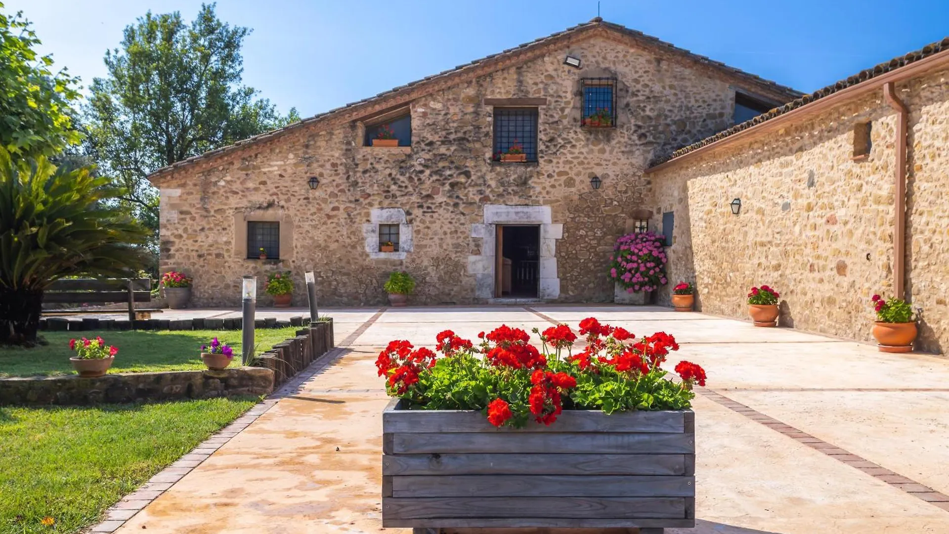 Dónde Alojarse en España: 15 Casas Rurales y Villas con Piscina