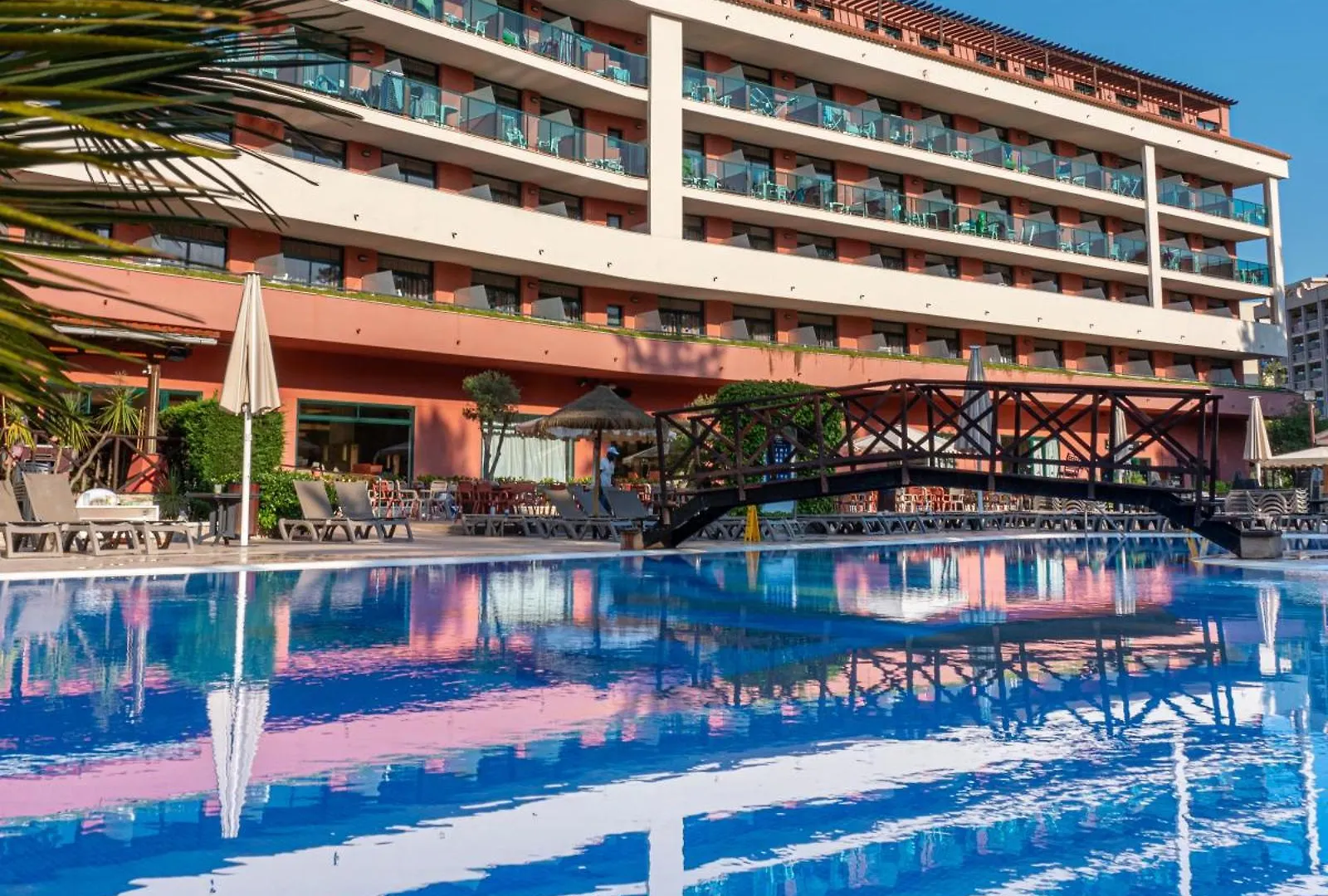 Aquopolis La Pineda: 15 hoteles familiares con piscina