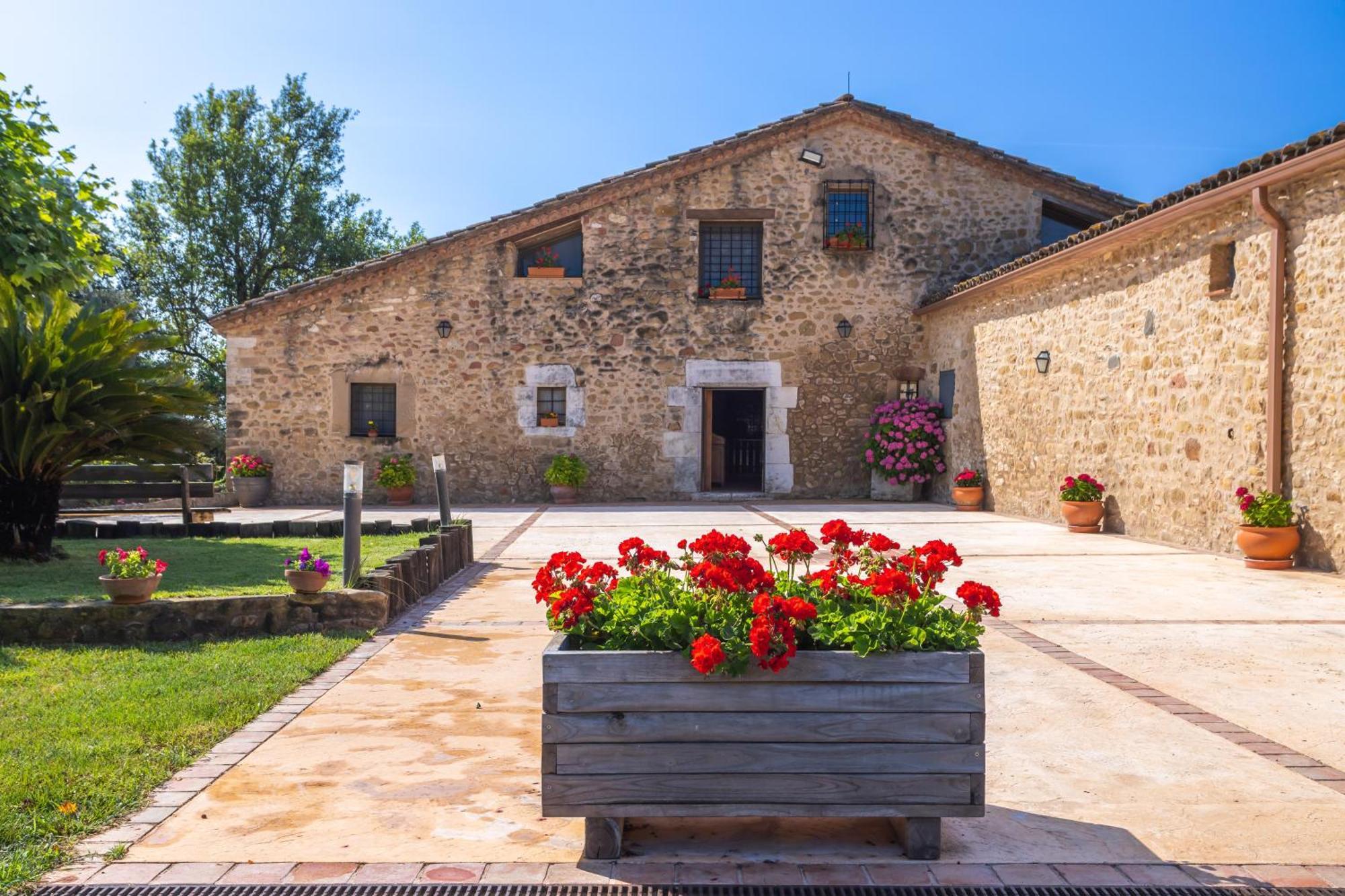 Dónde Alojarse en España: 15 Casas Rurales y Villas con Piscina